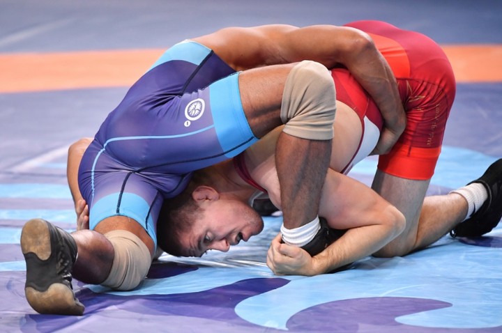 Zápas najviac bolel rozhodcu. Skončil so zlomenou sánkou